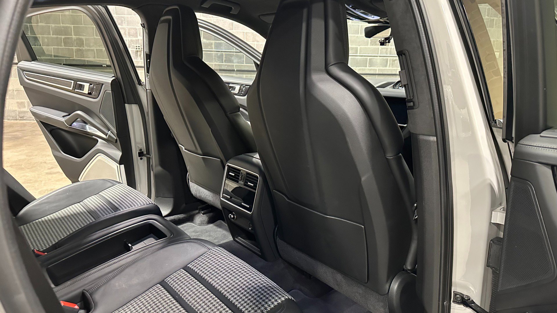 Used 2021 Porsche Cayenne Turbo S image 28