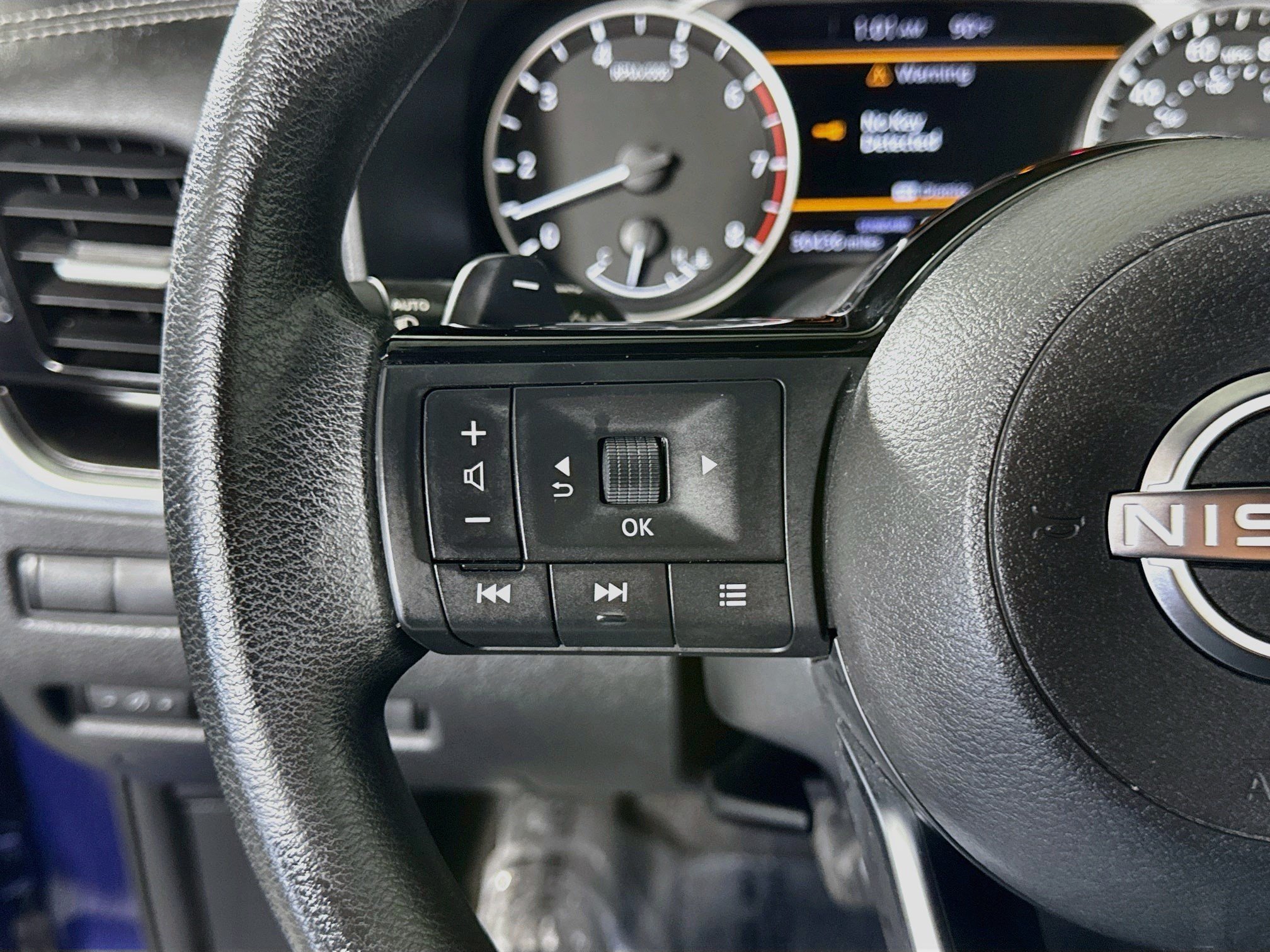 Used 2023 Nissan Rogue SV FWD image 14