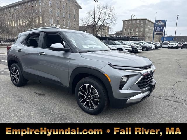 Used 2025 Chevrolet TrailBlazer LT image 2