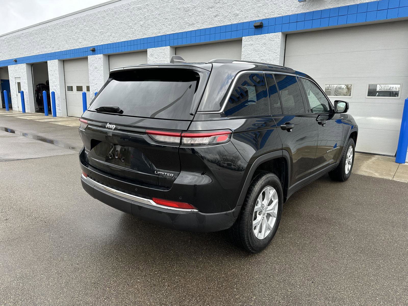 Used 2023 Jeep Grand Cherokee Limited AWD/4WD image 9