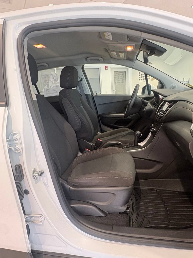 Used 2020 Chevrolet Trax LS AWD/4WD image 15