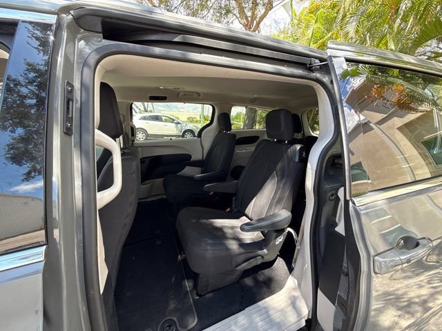 Used 2021 Chrysler Pacifica Touring FWD image 9