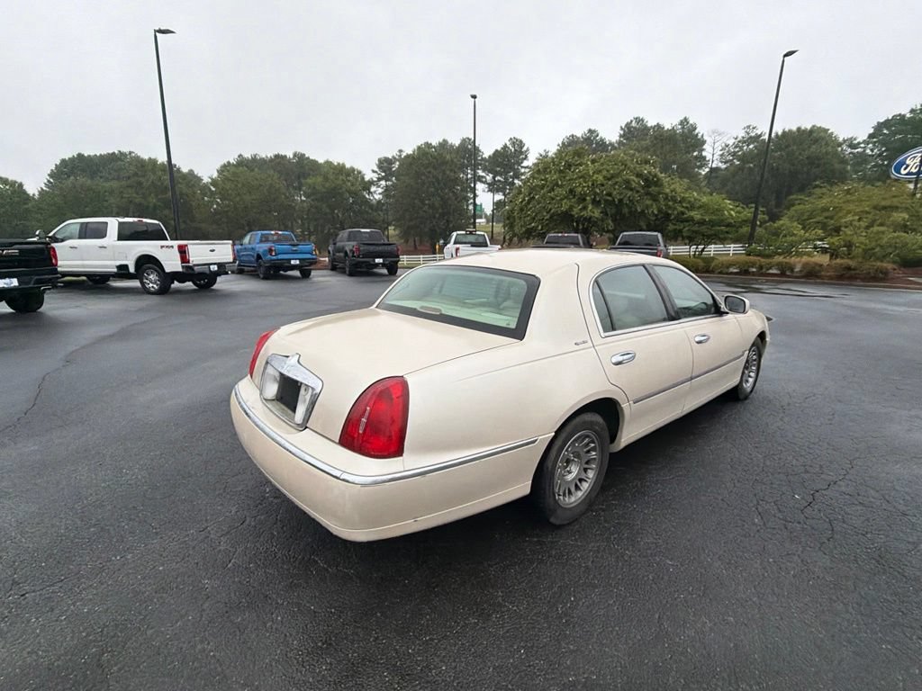 Used 2001 Lincoln Town Car Signature RWD image 14