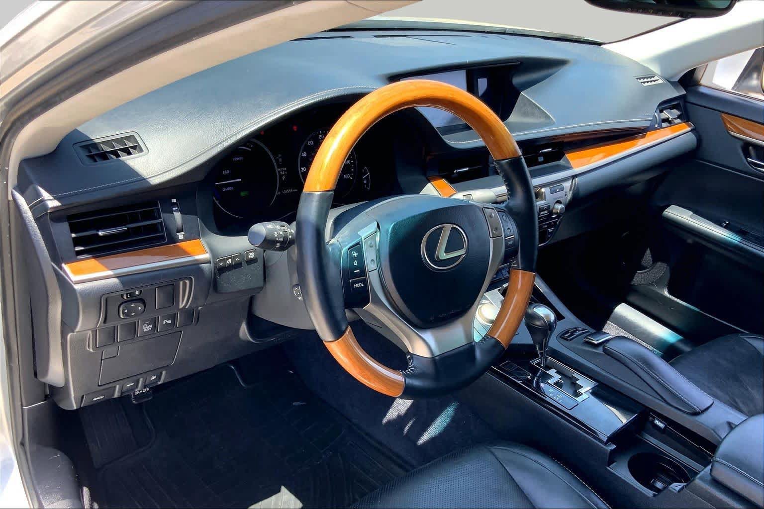 Used 2014 Lexus ES 300h w/ Luxury Package w/Bamboo Trim FWD image 18