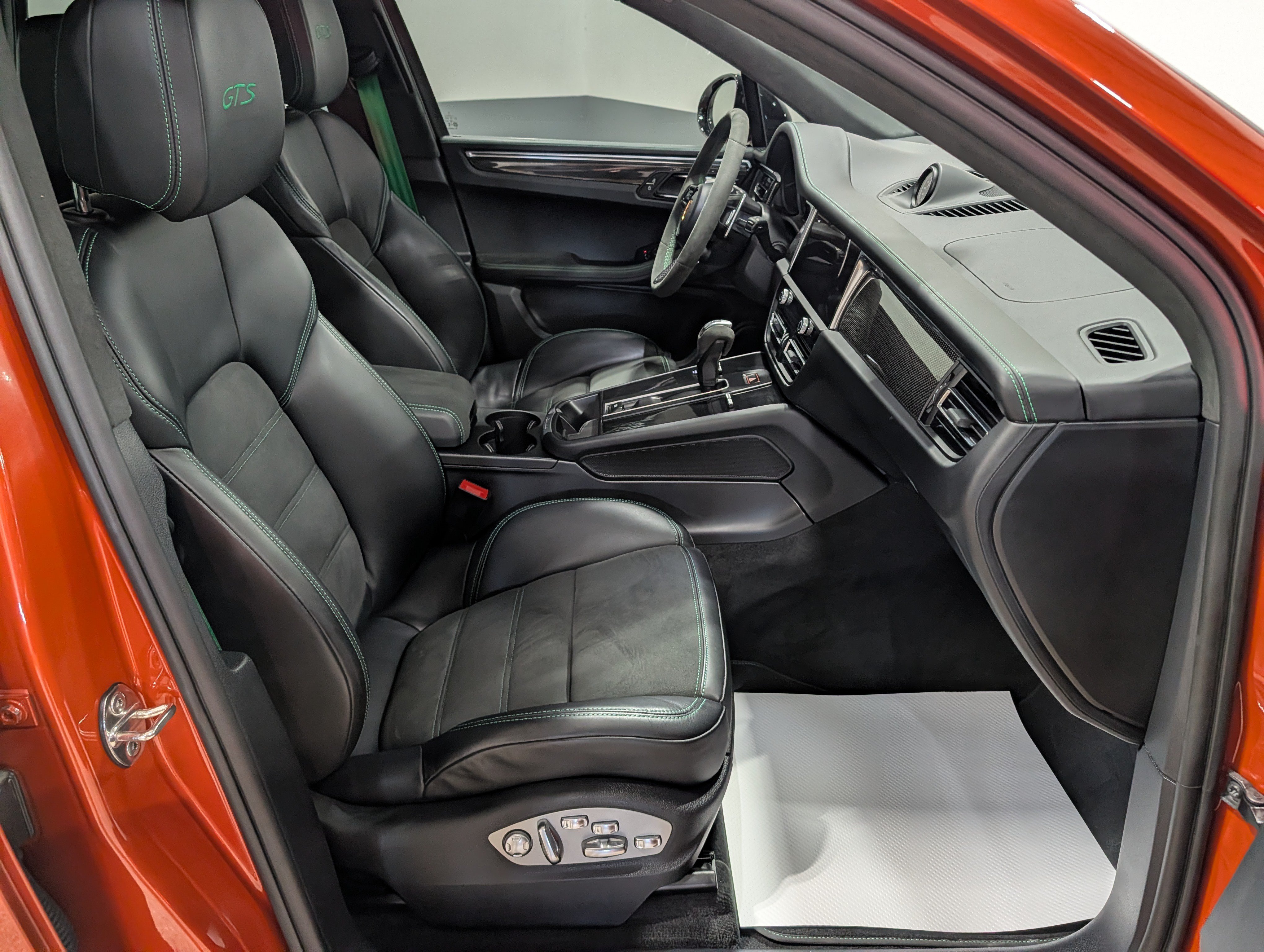 Used 2024 Porsche Macan GTS AWD/4WD image 18
