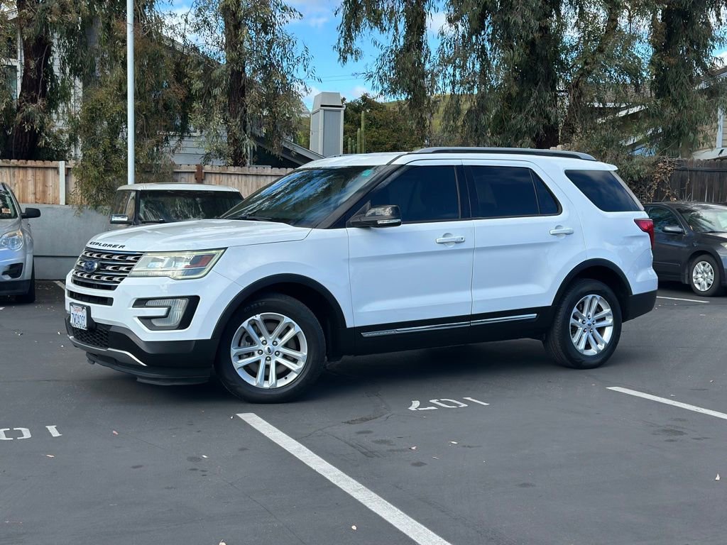 Used 2017 Ford Explorer XLT image 1