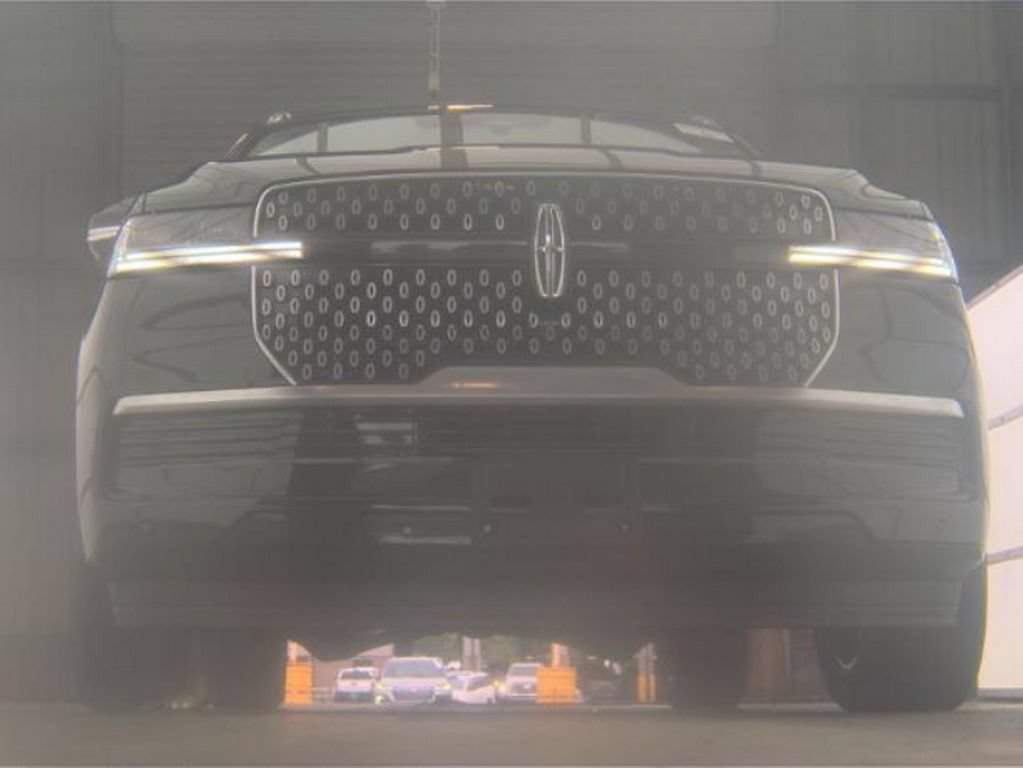 Used 2025 Lincoln Navigator Reserve AWD/4WD image 4