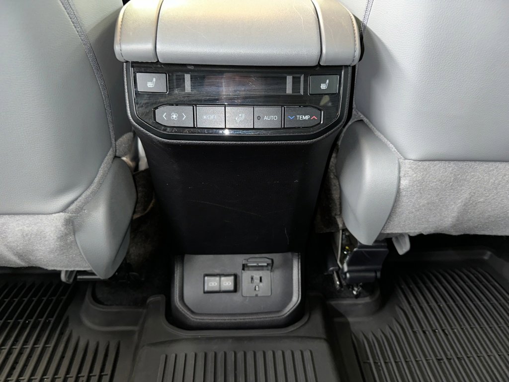 Used 2024 Toyota Highlander Platinum image 22