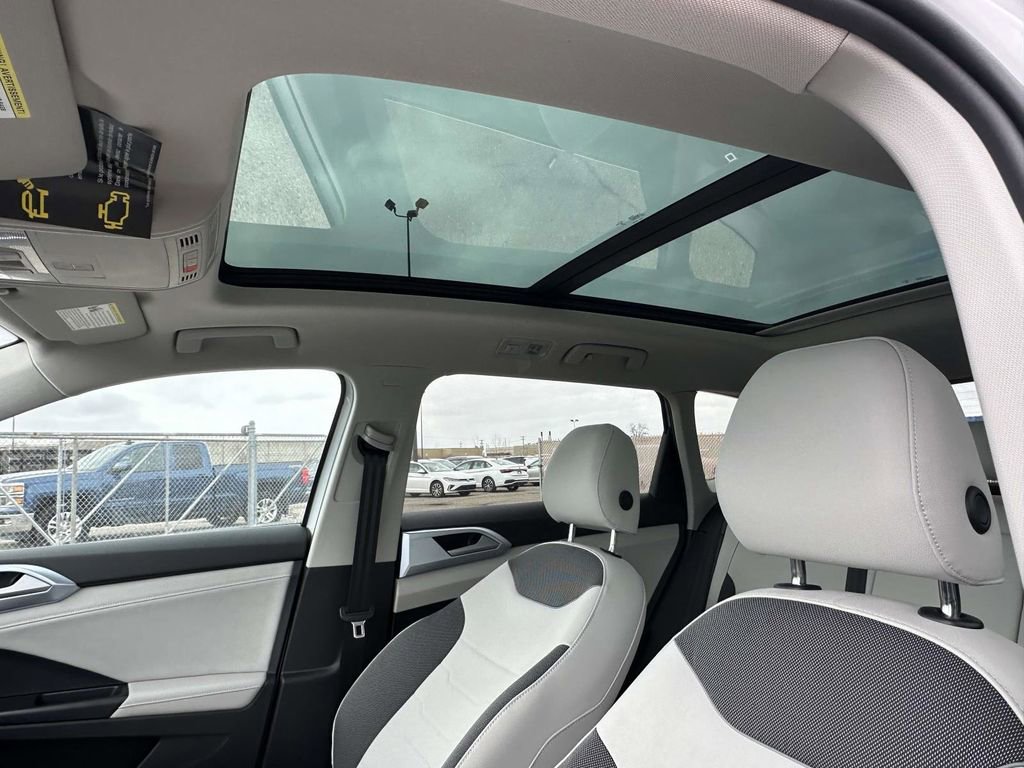 New 2026 Volkswagen Taos SE image 15