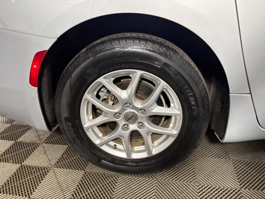 Used 2022 Chrysler Voyager LX FWD image 24