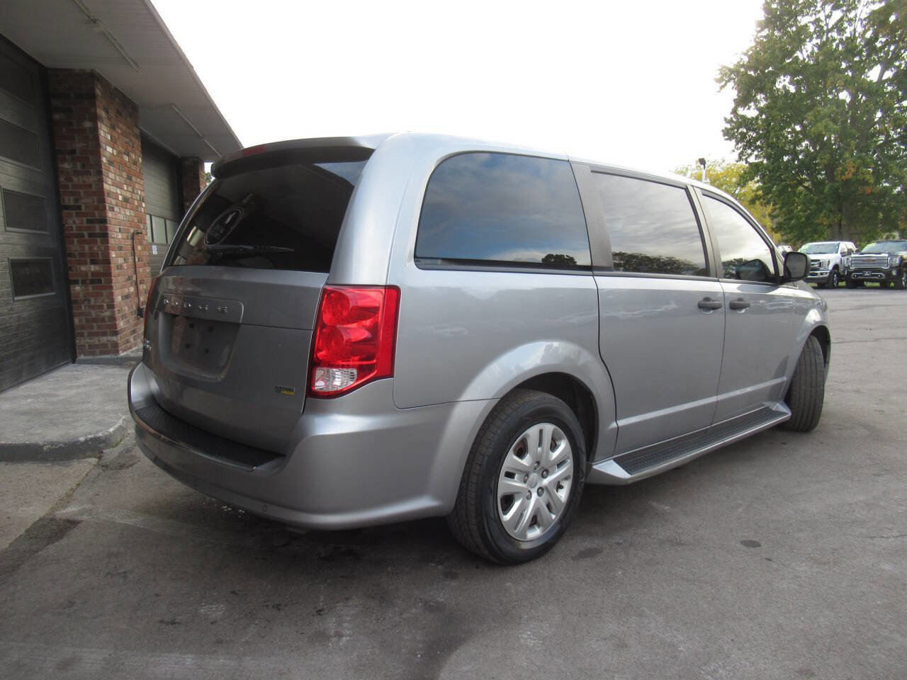 Used 2019 Dodge Grand Caravan SE w/ UConnect Hands-Free Group image 11
