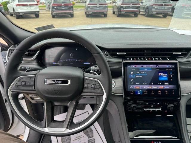 Used 2025 Jeep Grand Cherokee Limited w/ Luxury Tech Group II AWD/4WD image 14