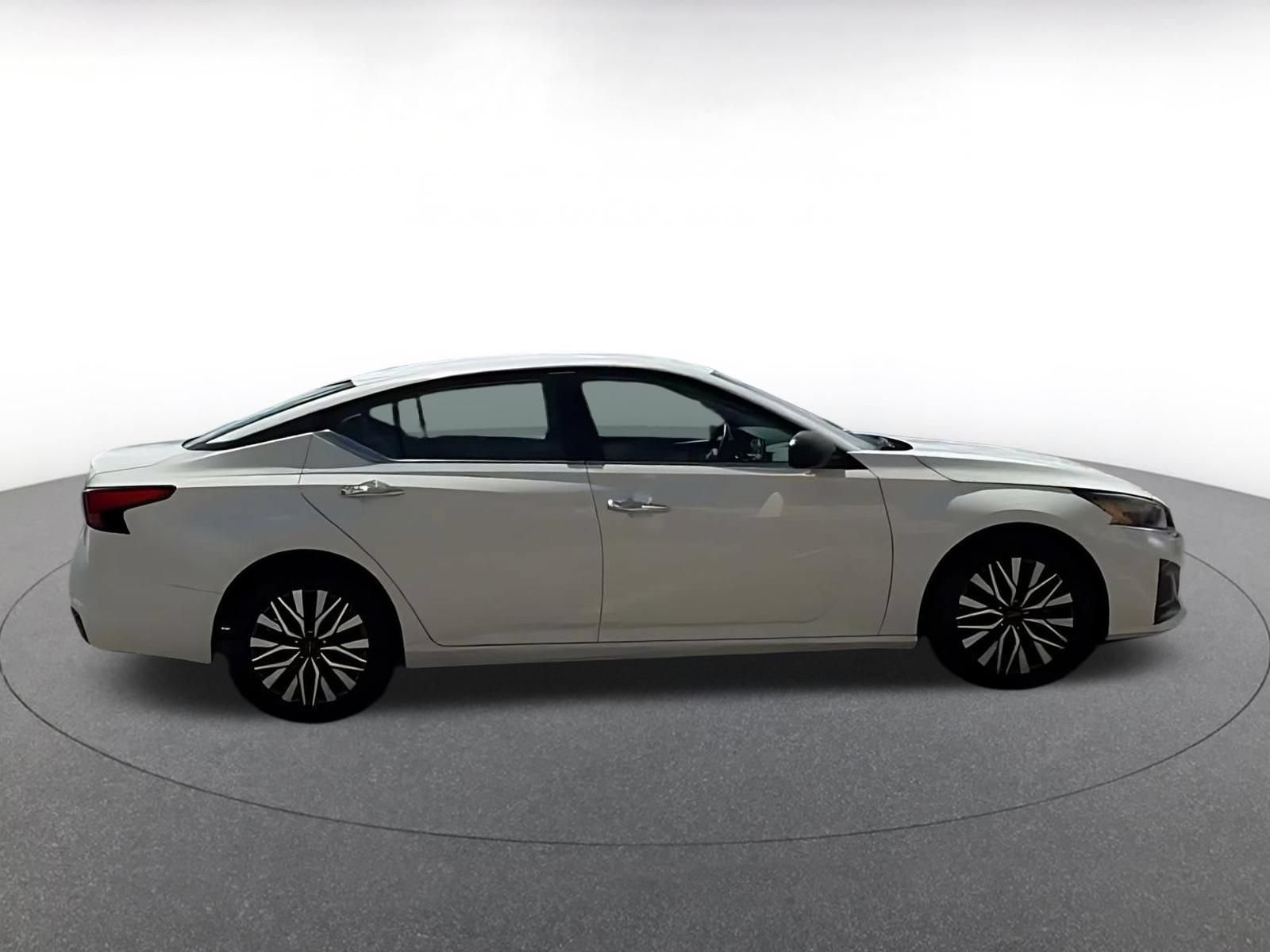 Used 2025 Nissan Altima 2.5 SV FWD image 11