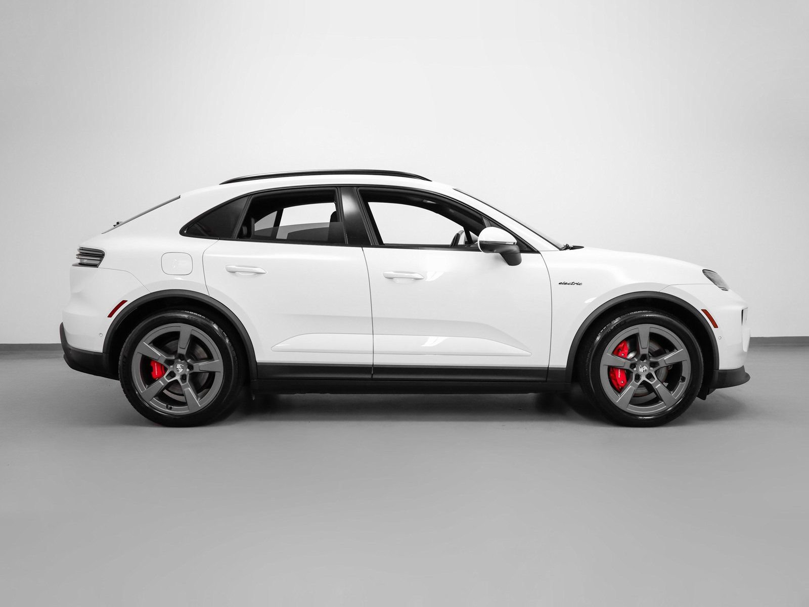 Certified 2025 Porsche Macan 4S Electric image 13