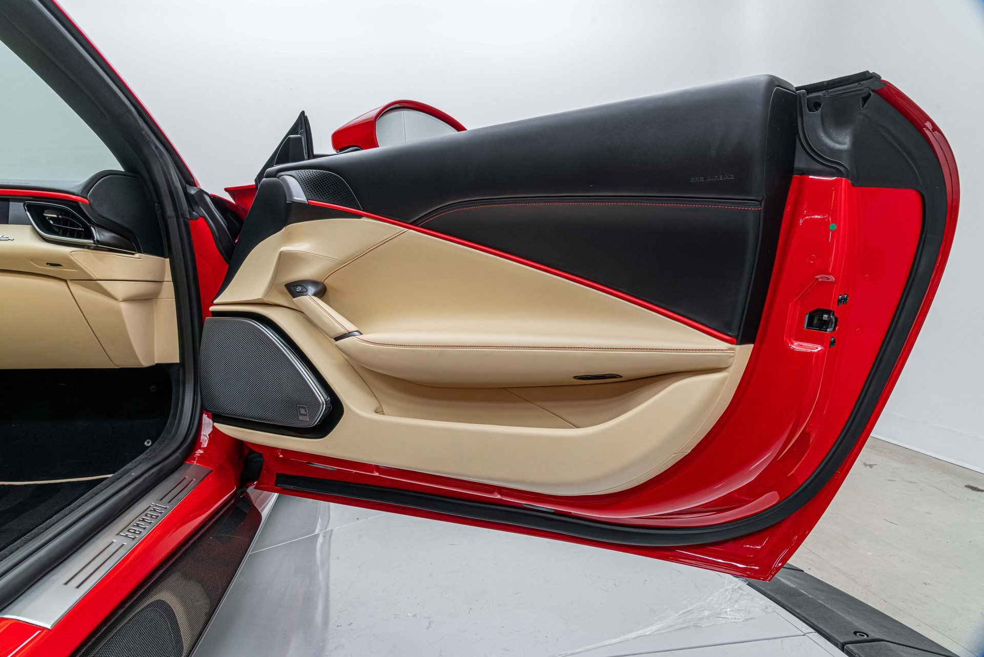 Certified 2025 Ferrari Roma Spider RWD image 21