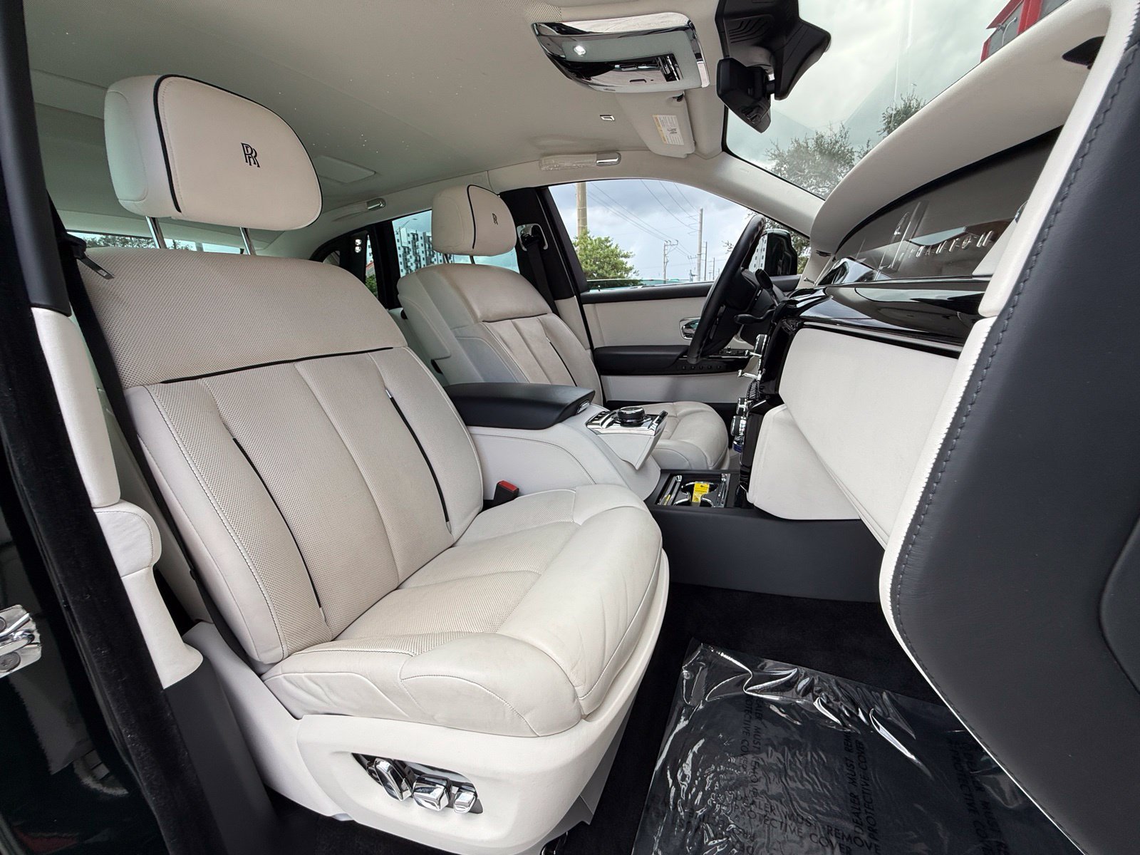 Used 2022 Rolls-Royce Phantom Sedan RWD image 46