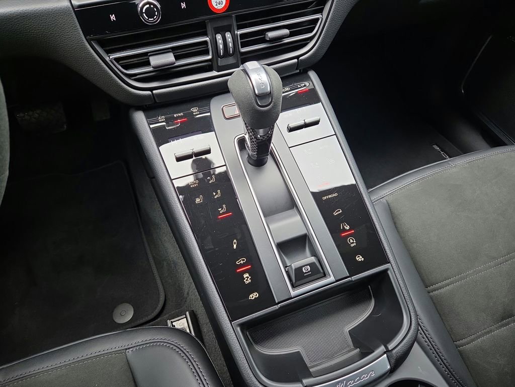 Certified 2026 Porsche Macan GTS image 14