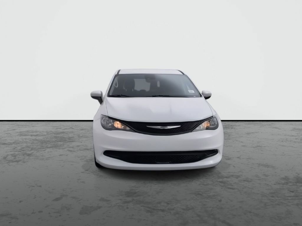 Used 2023 Chrysler Voyager LX image 3