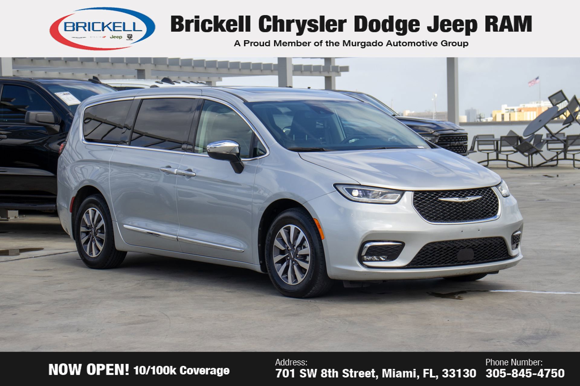 Used 2023 Chrysler Pacifica Limited image 3