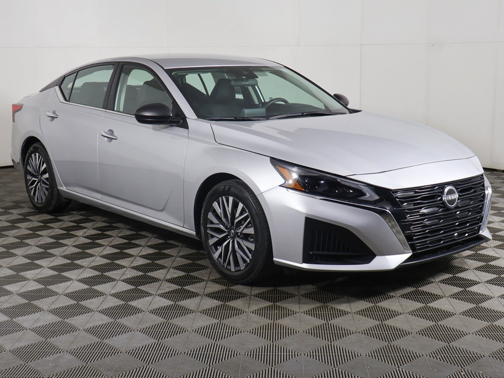 Used 2024 Nissan Altima 2.5 SV FWD image 2