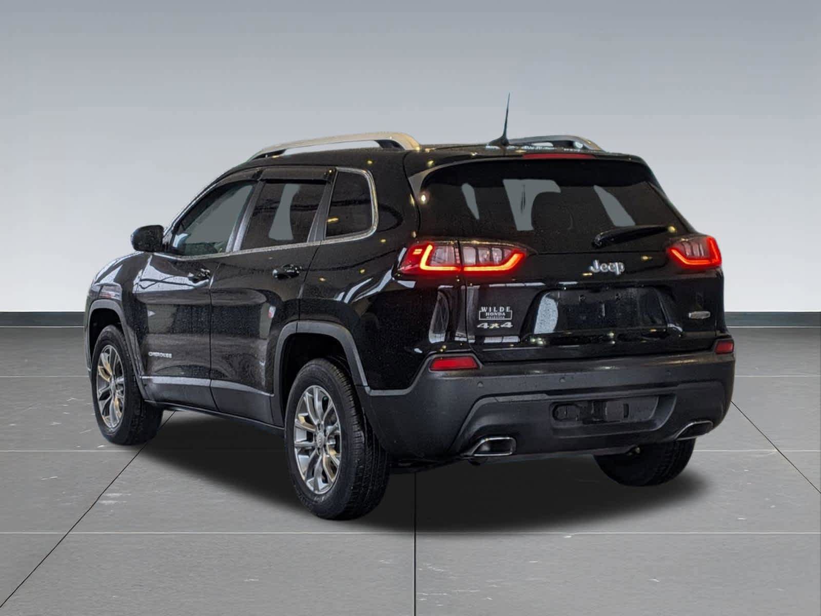Used 2019 Jeep Cherokee Latitude Plus w/ Cold Weather Group AWD/4WD image 4