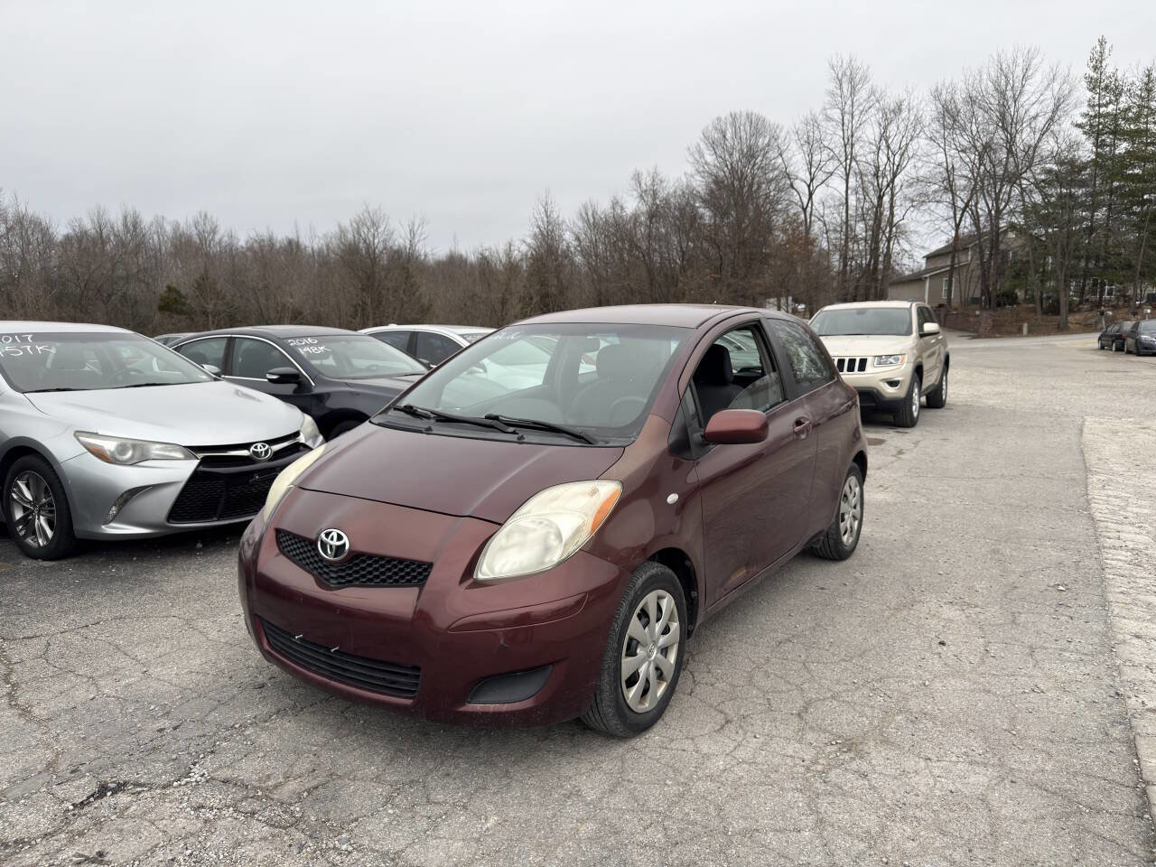 Used 2010 Toyota Yaris 2-Door Hatchback image 2