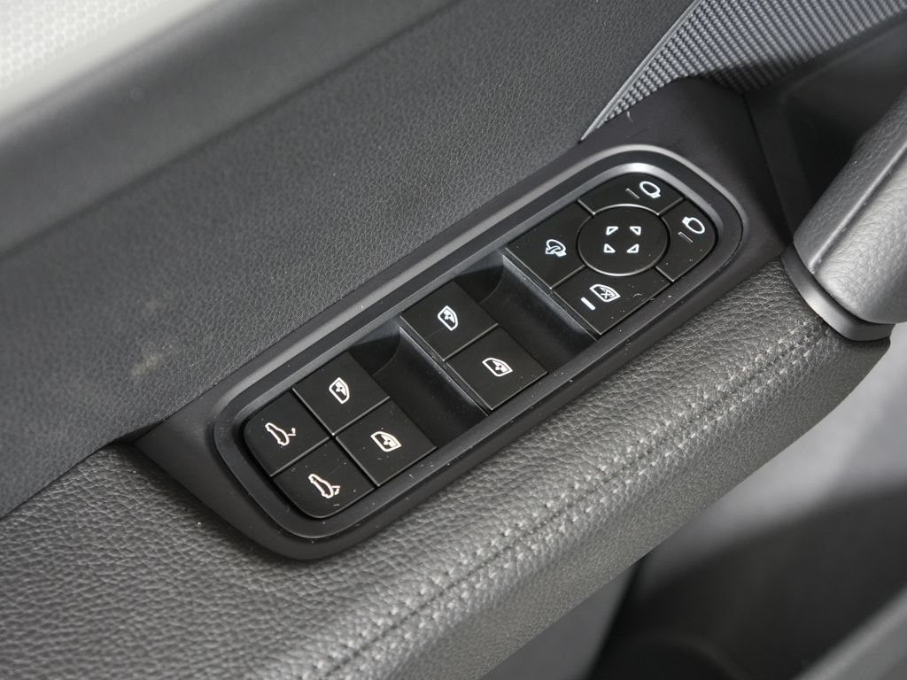 Certified 2024 Porsche Cayenne w/ Premium Package AWD/4WD image 19