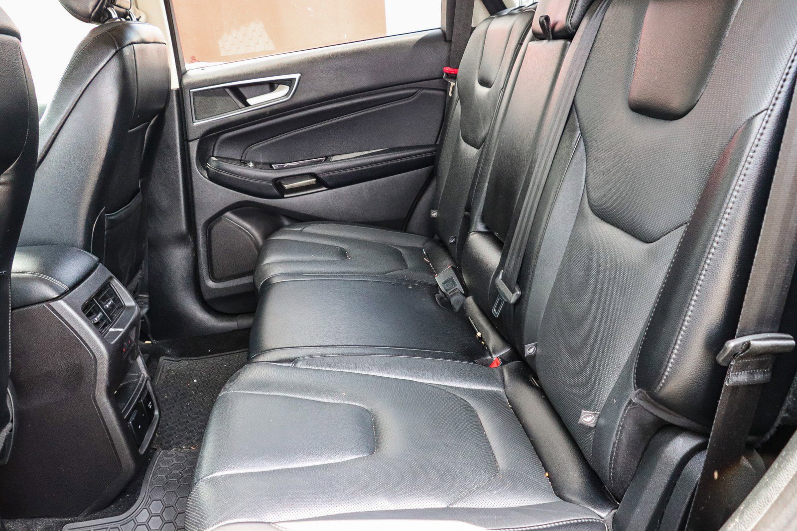 Used 2018 Ford Edge Titanium w/ Equipment Group 301A AWD/4WD image 19