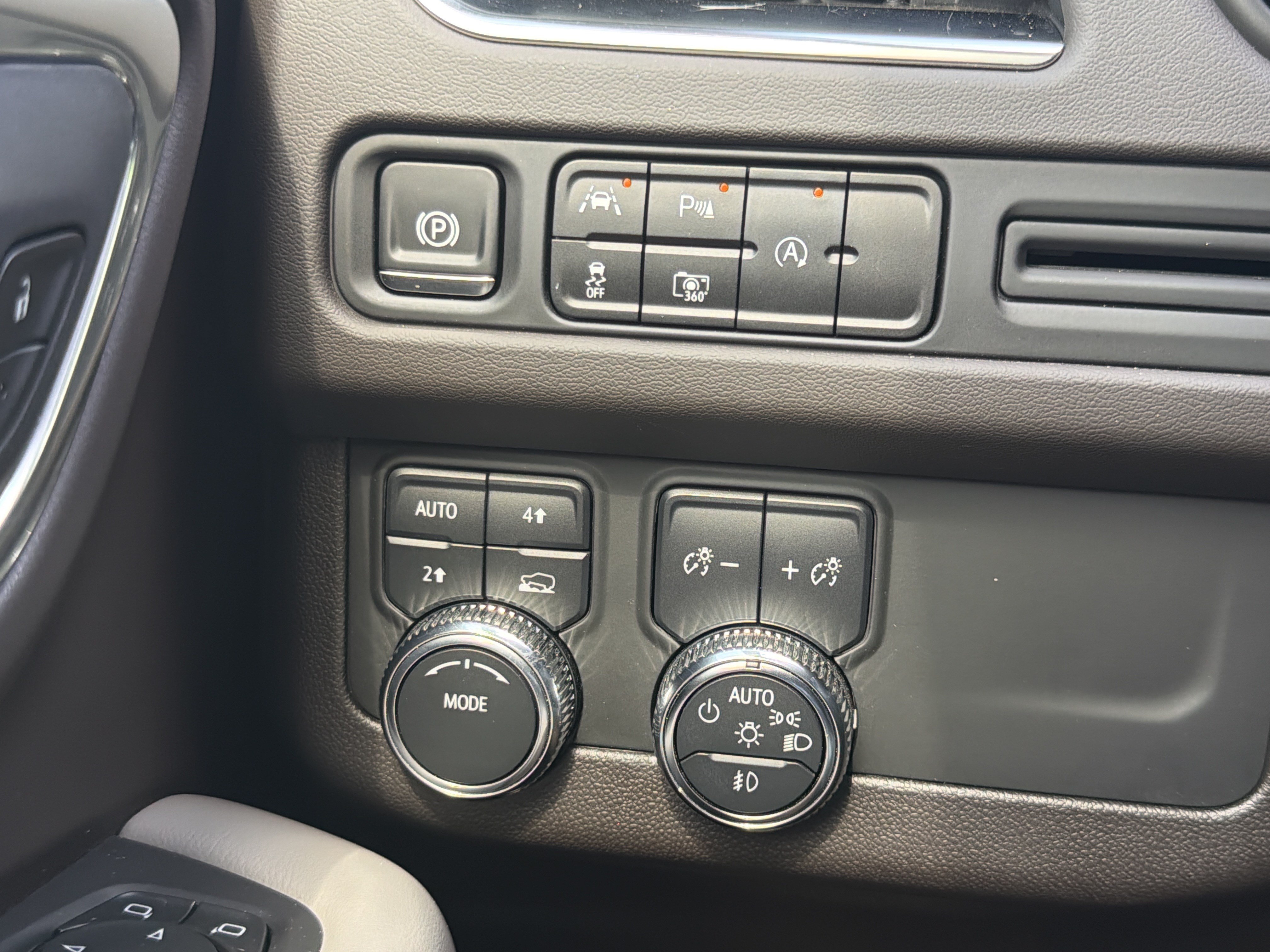 Used 2024 GMC Yukon SLT w/ SLT Luxury Package AWD/4WD image 13