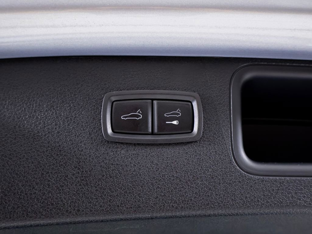 Certified 2025 Porsche Macan AWD/4WD image 19
