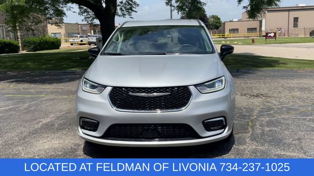 Used 2024 Chrysler Pacifica Touring-L FWD image 3