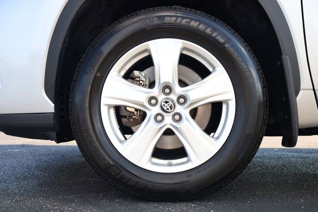 Used 2024 Toyota Highlander LE image 6