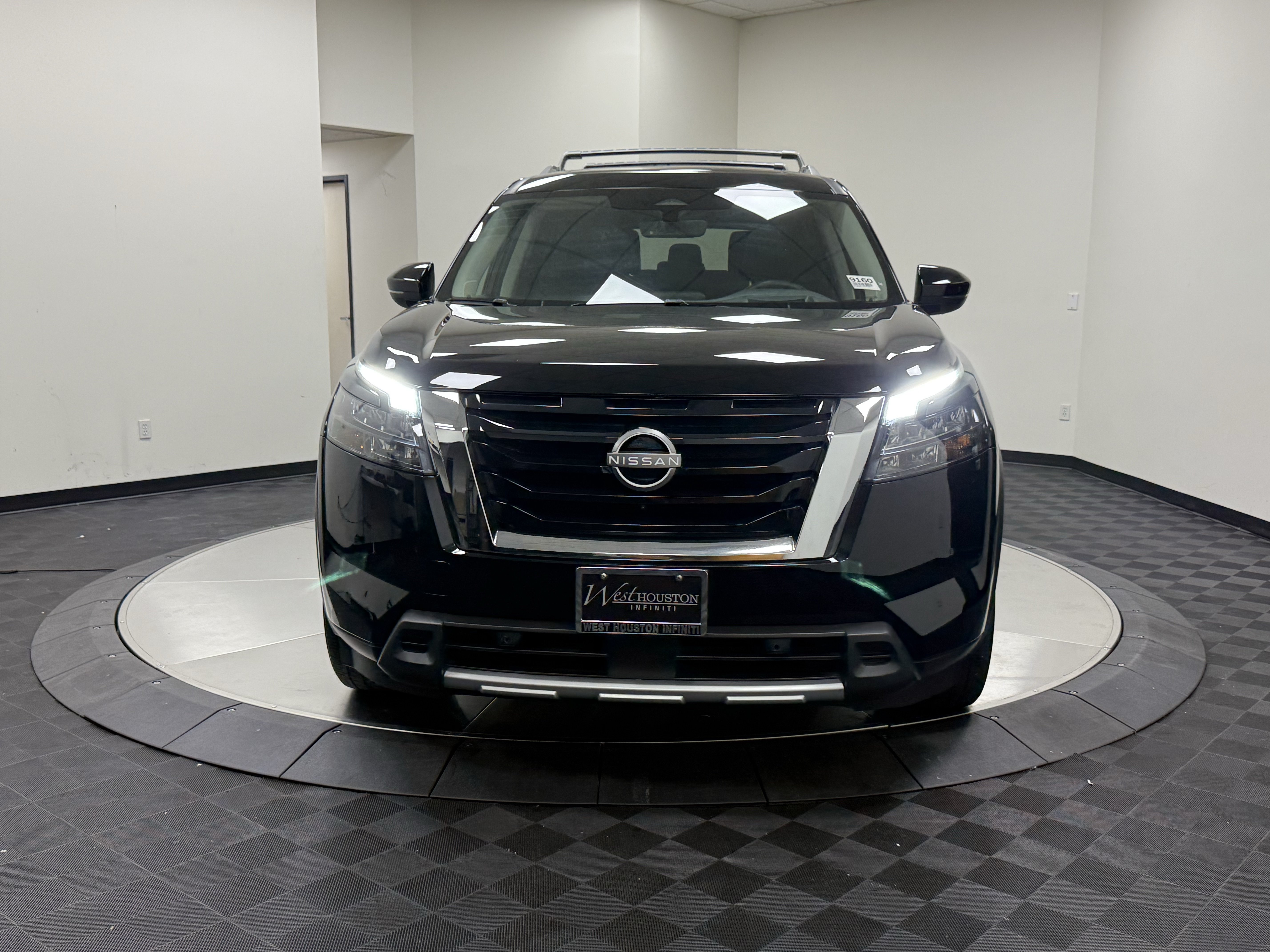 Used 2025 Nissan Pathfinder Platinum w/ Cargo Package AWD/4WD image 2