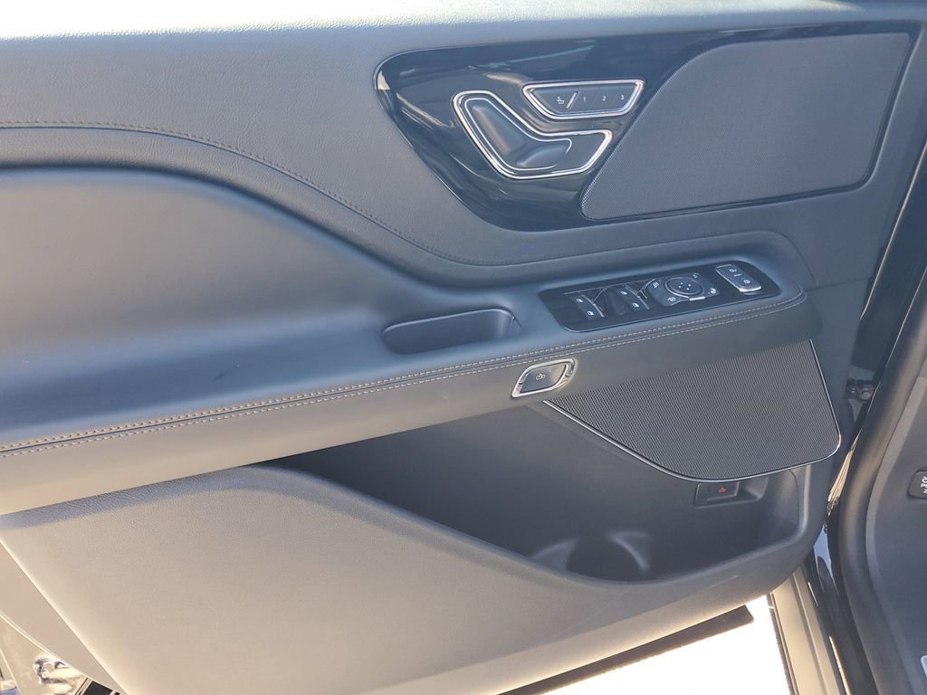 New 2025 Lincoln Aviator 2WD w/ Jet Appearance Package image 19