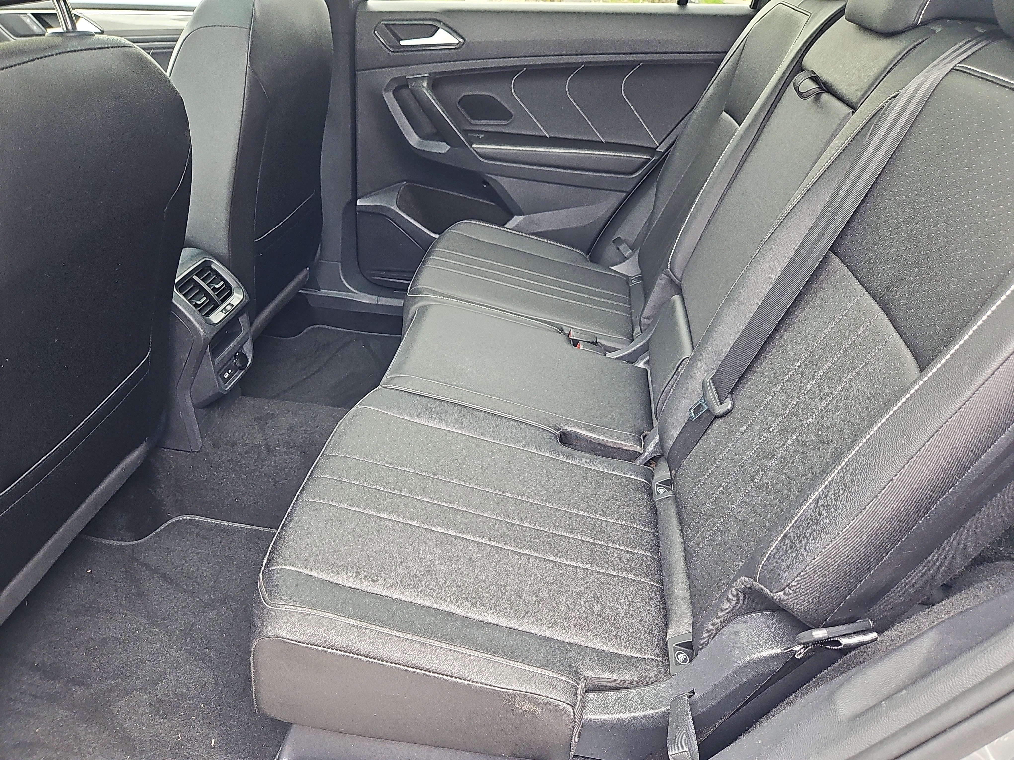 Certified 2023 Volkswagen Tiguan SE R-Line AWD/4WD image 30