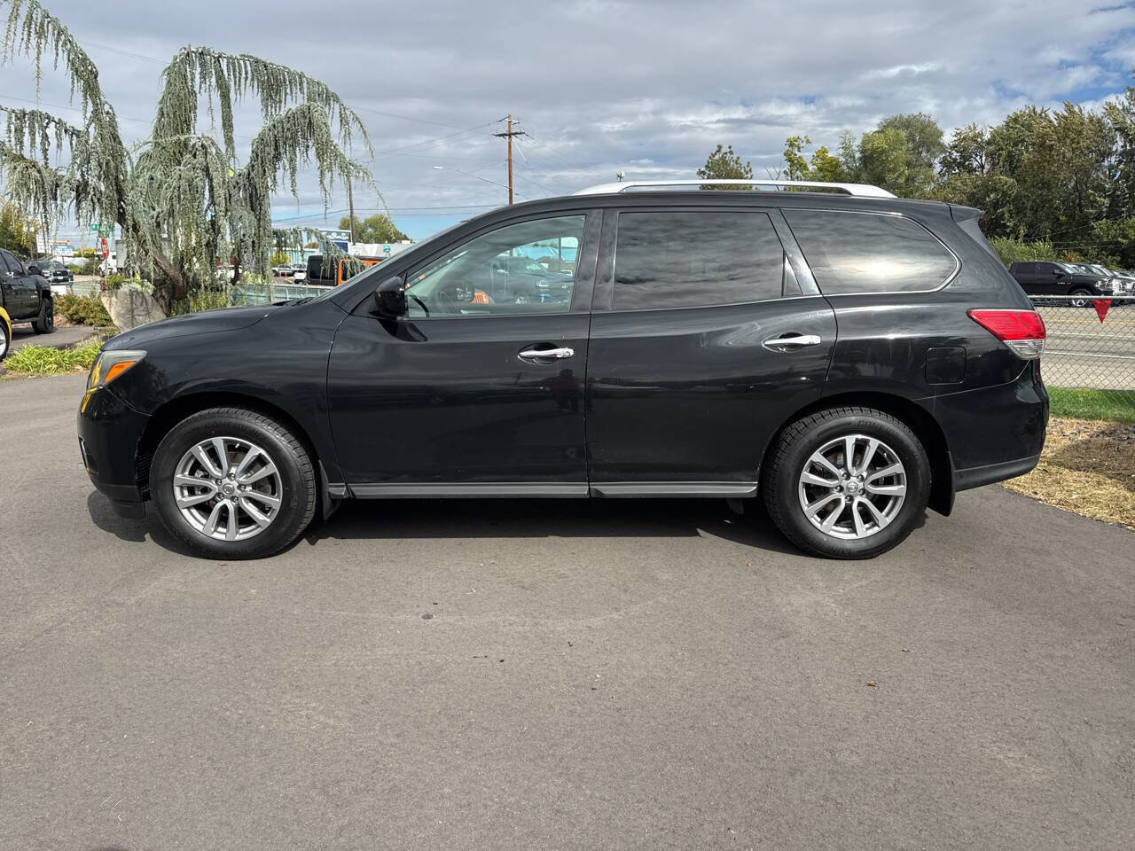 Used 2016 Nissan Pathfinder SV w/ SV Cold Weather Package image 4