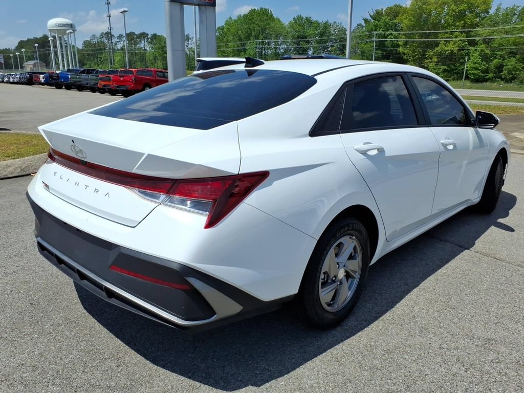 Used 2025 Hyundai Elantra SE FWD image 13