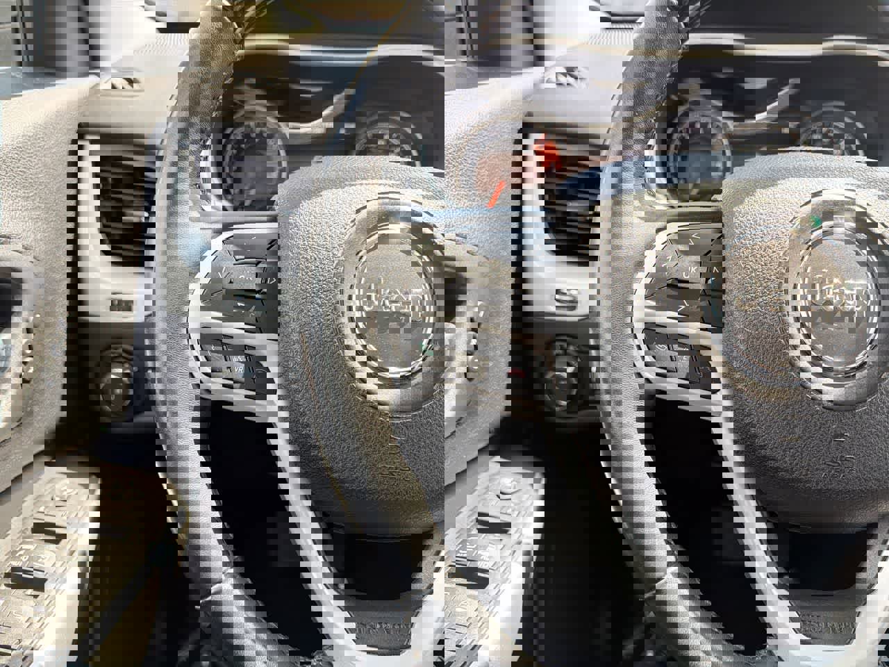 Used 2017 Jeep Cherokee Overland w/ Technology Group image 29