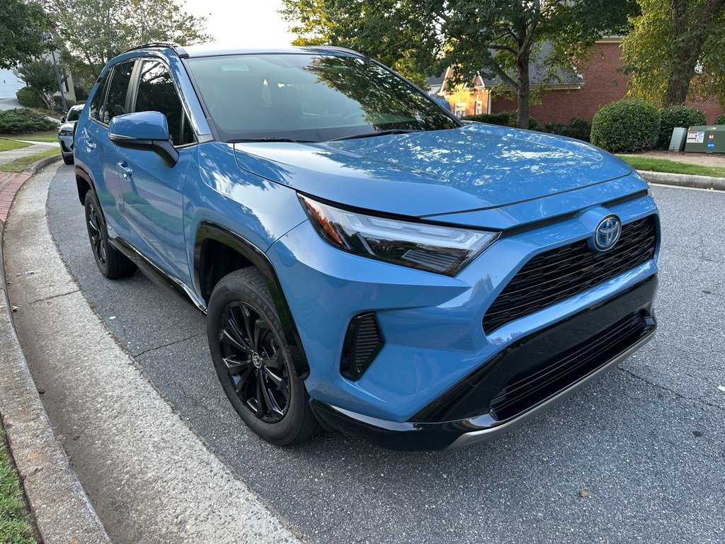 Used 2022 Toyota RAV4 SE image 4