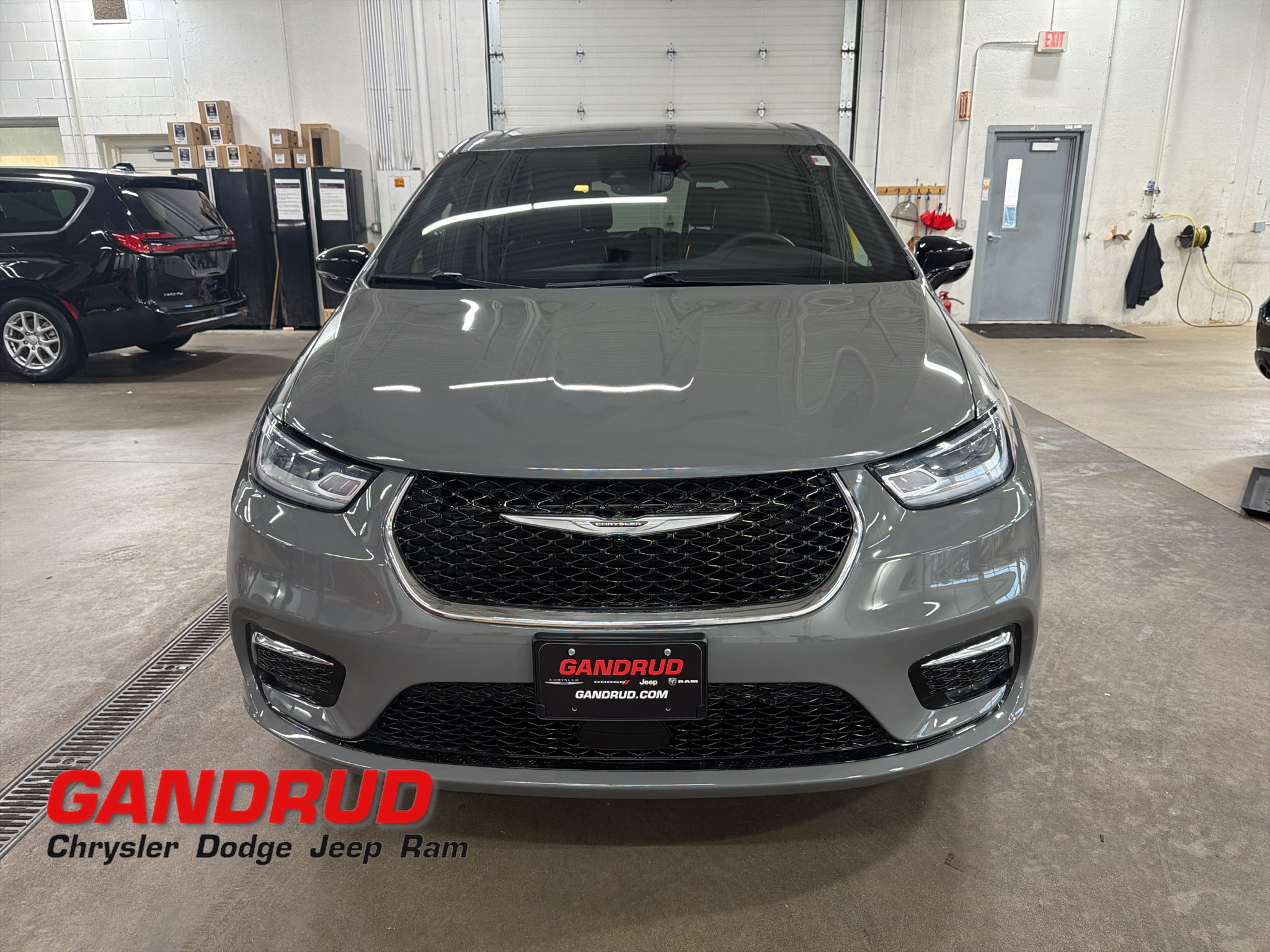 Used 2025 Chrysler Pacifica Select