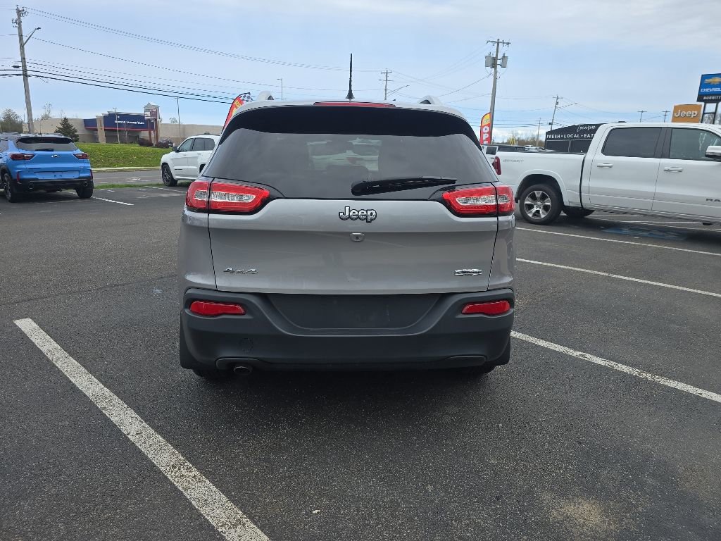Used 2017 Jeep Cherokee Latitude w/ Cold Weather Group AWD/4WD image 6