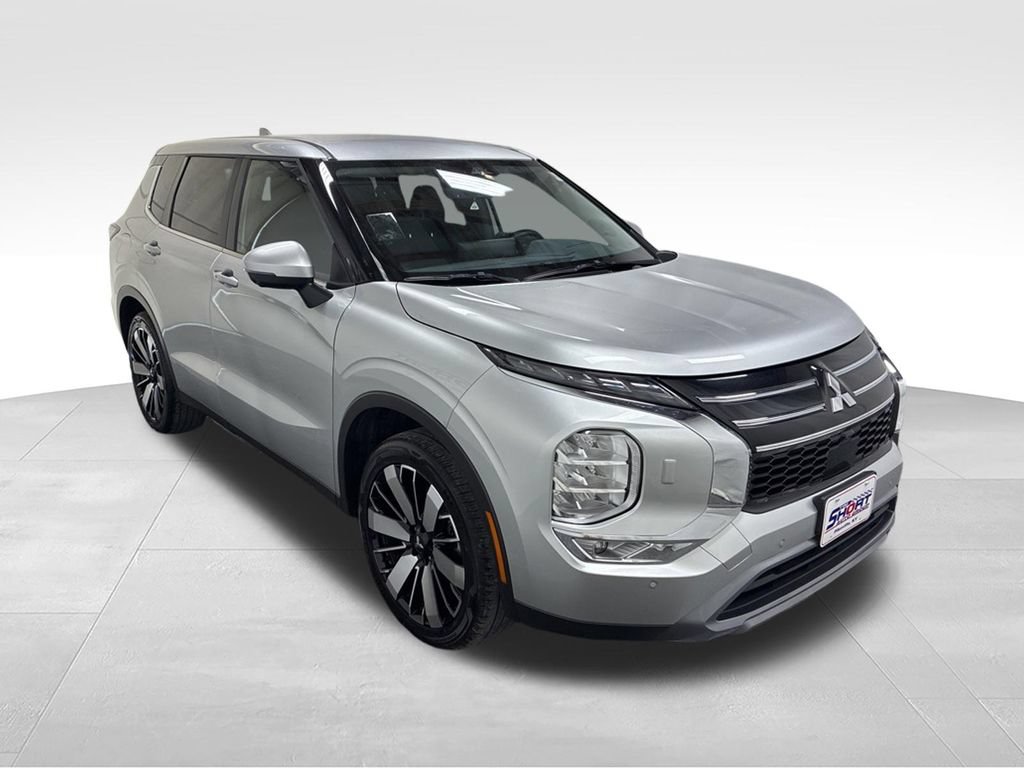 Used 2025 Mitsubishi Outlander AWD image 3