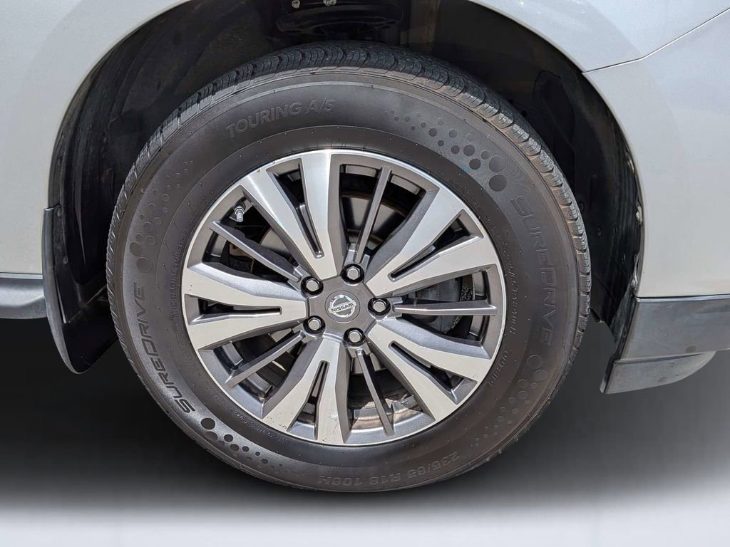Used 2017 Nissan Pathfinder Platinum image 10