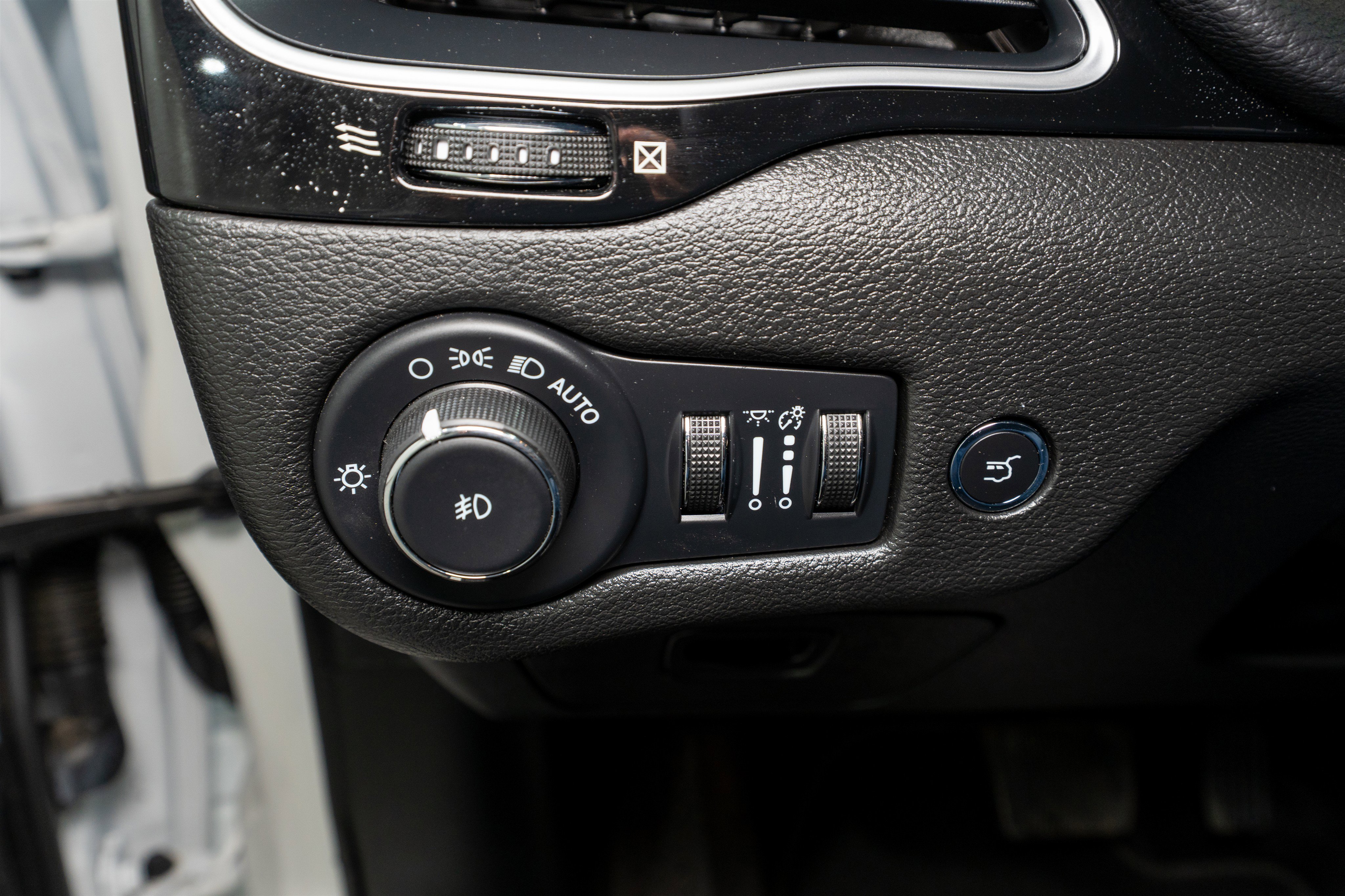 Used 2023 Jeep Cherokee Altitude Lux w/ Lux Elite Package AWD/4WD image 32