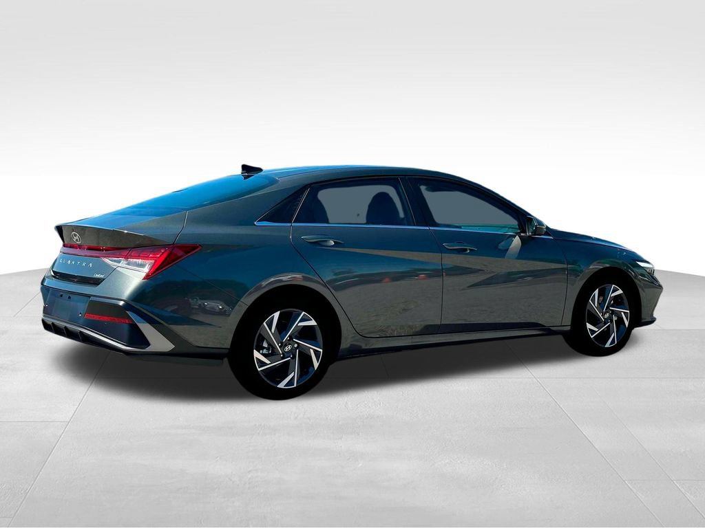 Used 2025 Hyundai Elantra Limited FWD image 9