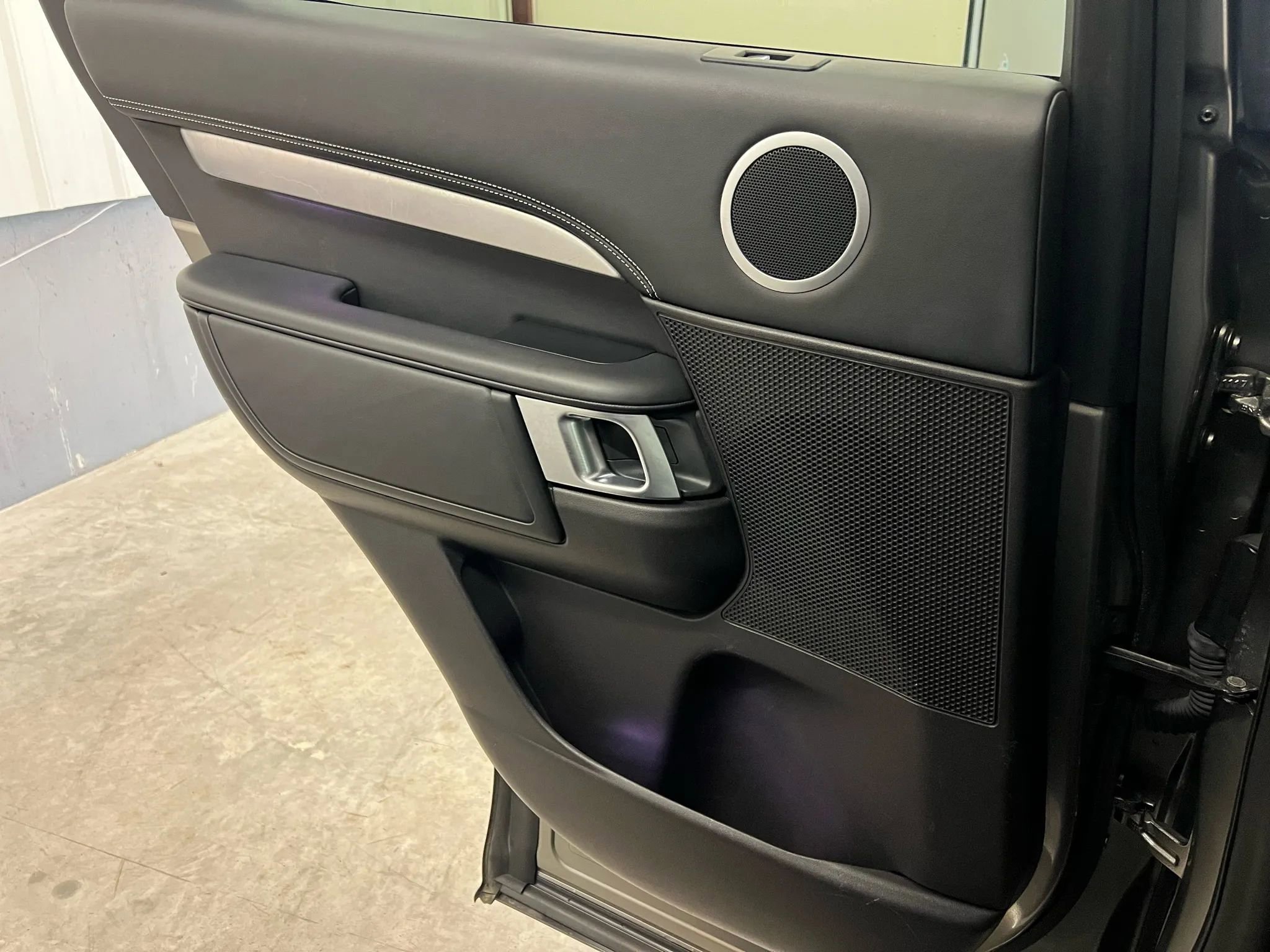 Used 2017 Land Rover Discovery First Edition image 33