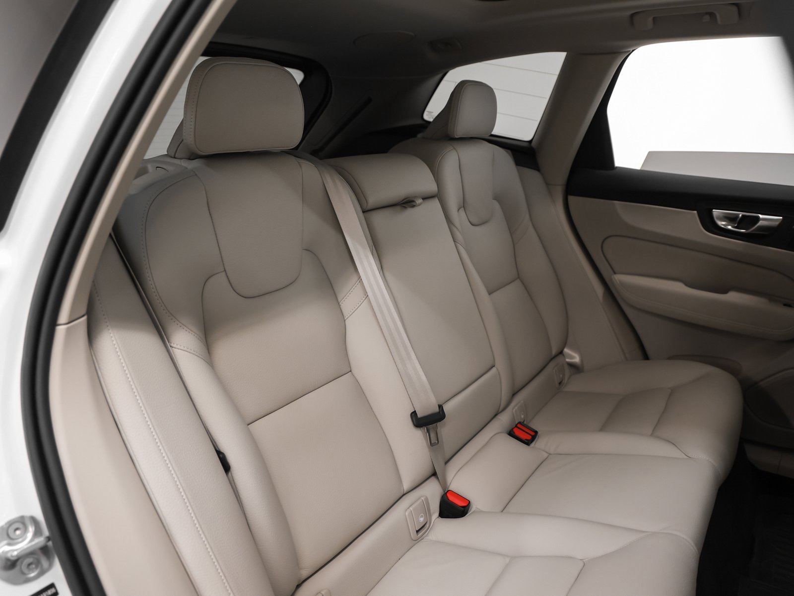 Used 2025 Volvo XC60 B5 Plus w/ Protection Package Premier image 27