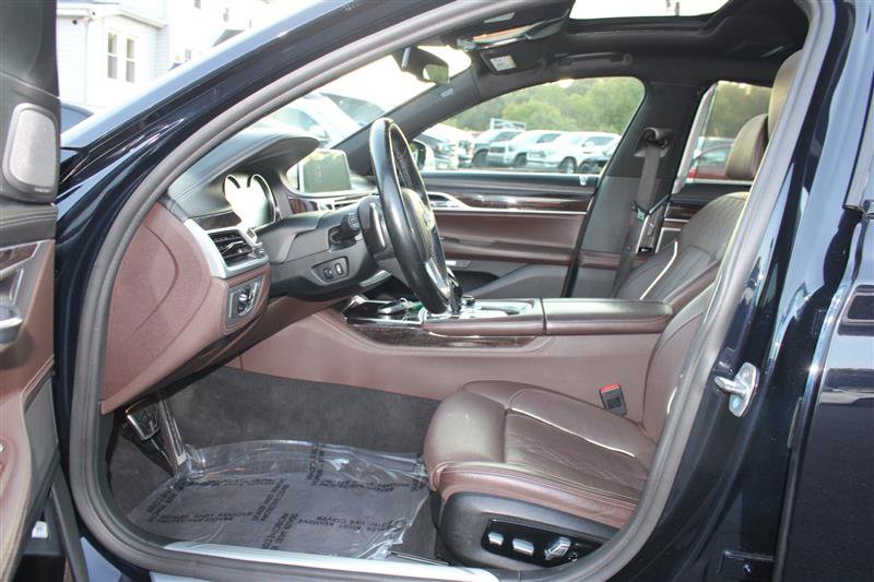 Used 2018 BMW 750i xDrive AWD/4WD image 9