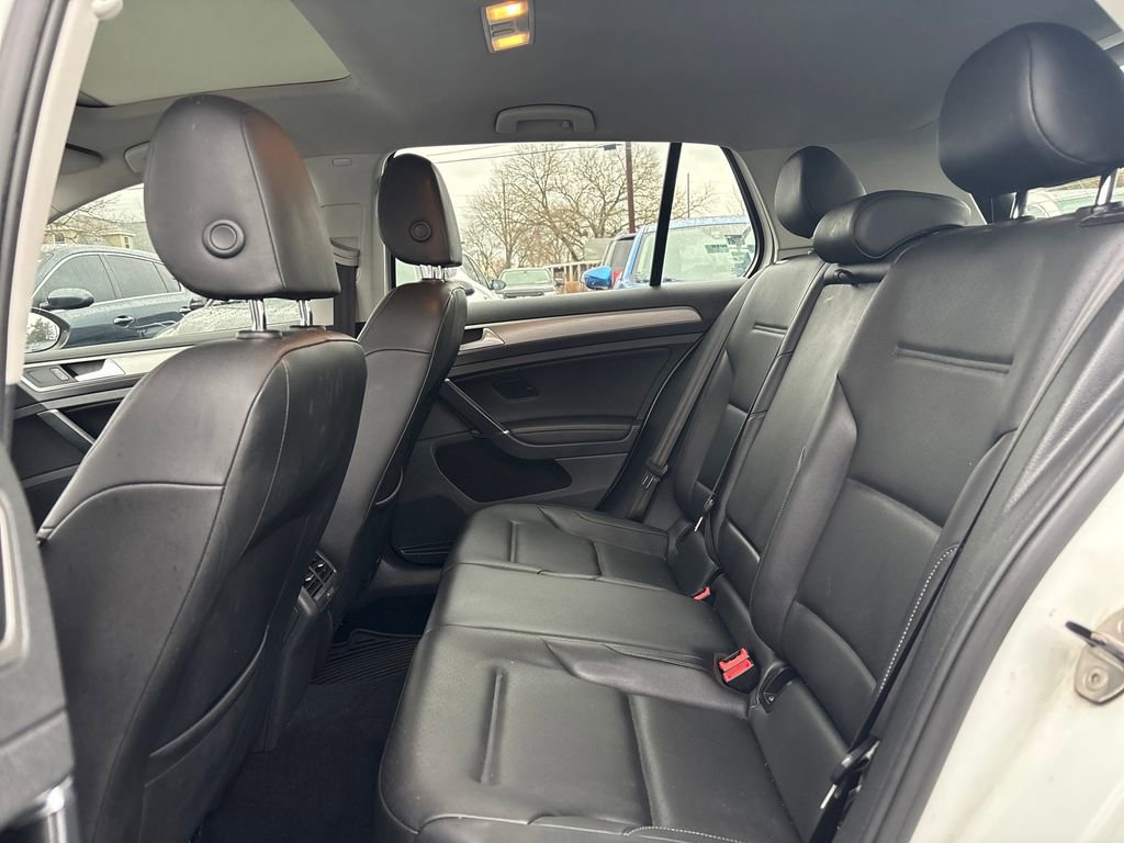Used 2016 Volkswagen Golf SE image 17