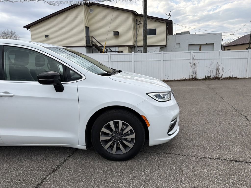 Used 2024 Chrysler Pacifica Select image 2